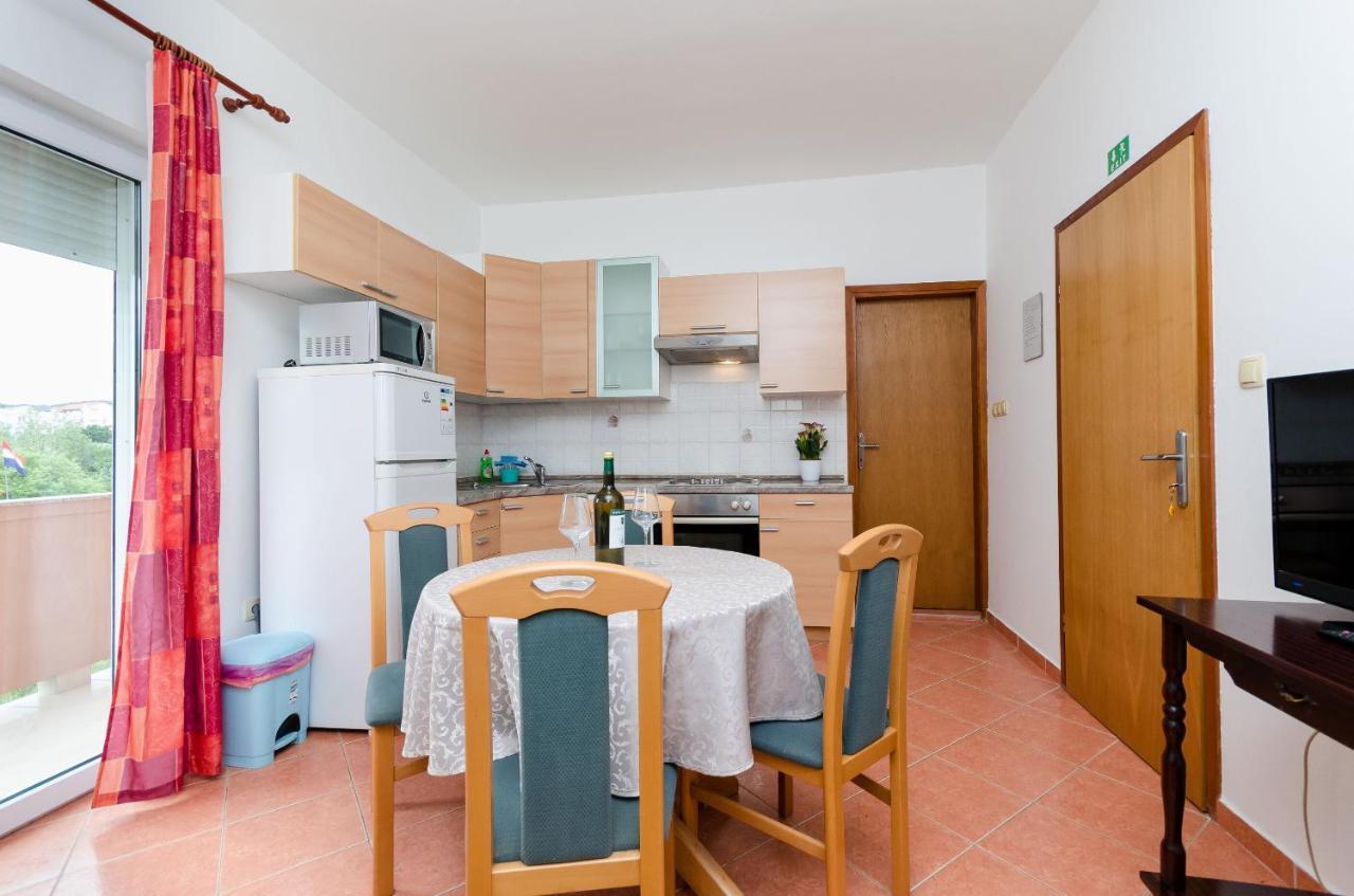 Apartments And Room Ljubica 洛帕 外观 照片