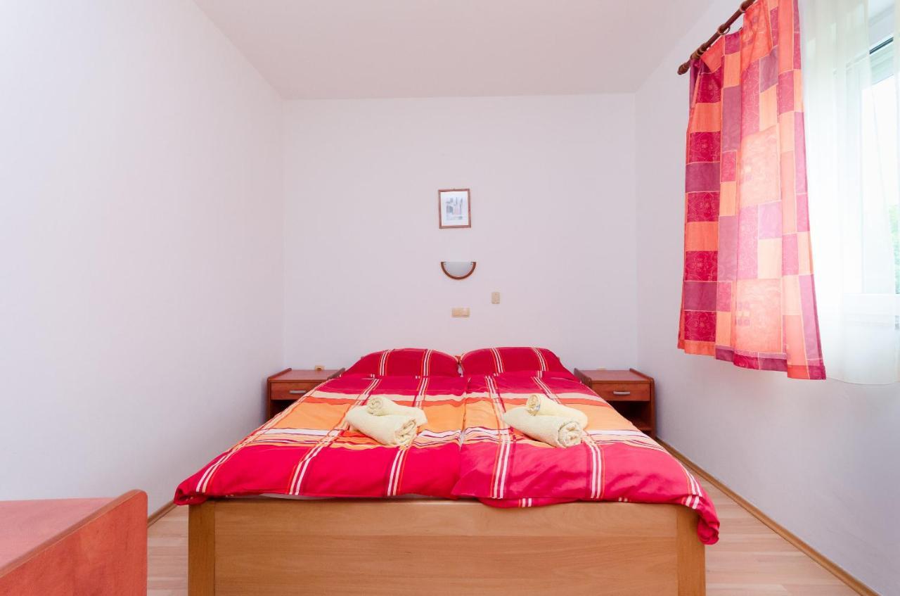 Apartments And Room Ljubica 洛帕 外观 照片