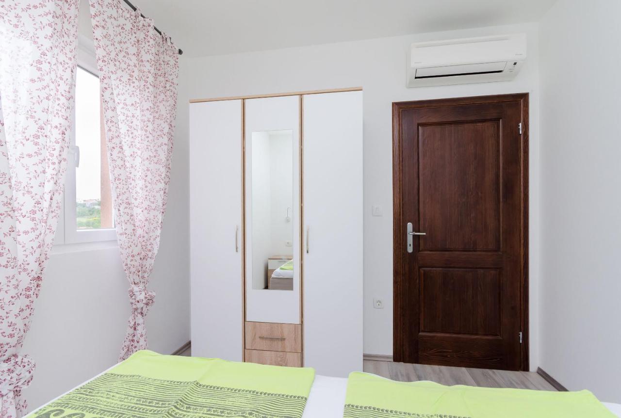 Apartments And Room Ljubica 洛帕 外观 照片