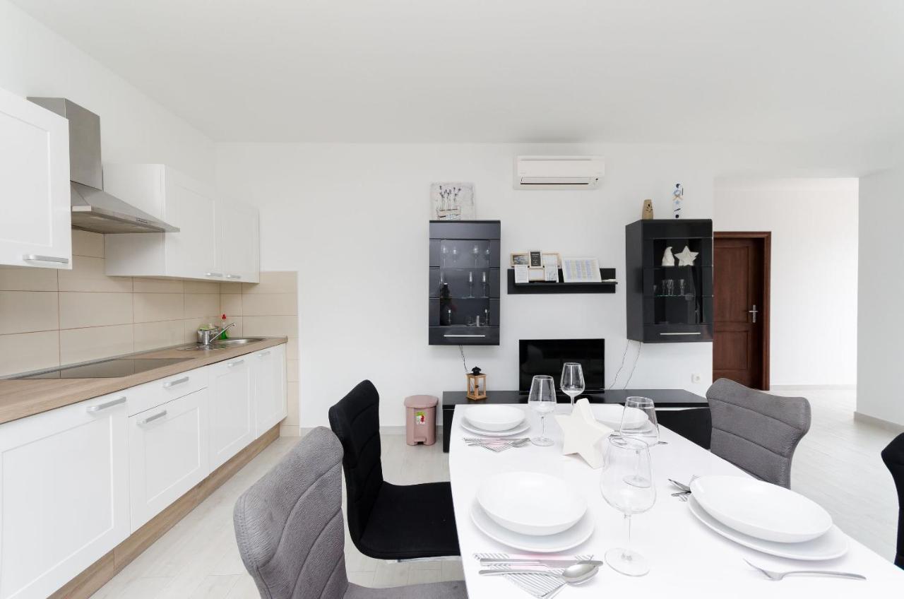 Apartments And Room Ljubica 洛帕 外观 照片