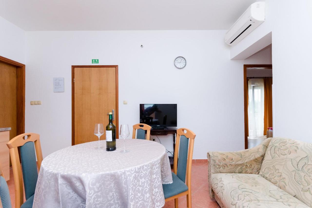 Apartments And Room Ljubica 洛帕 外观 照片